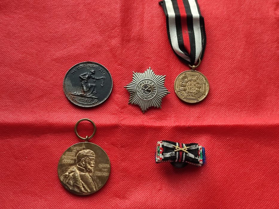 Zestaw starych odznaczeń