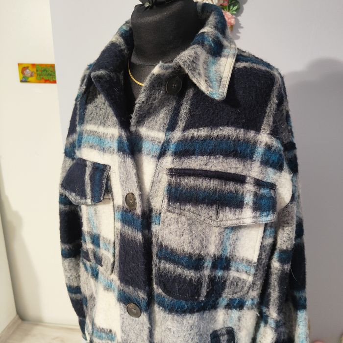 Ciepły długi płaszczyk koszulowy z domieszką wełny Bershka  s