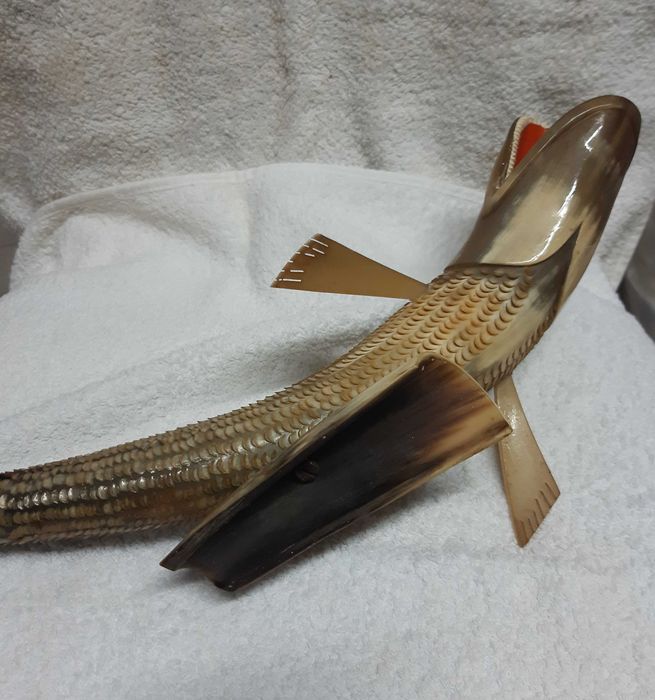 Antiga e curiosa Escultura em matéria córnea