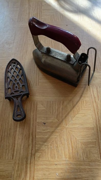Żelazko retro z podstawką.