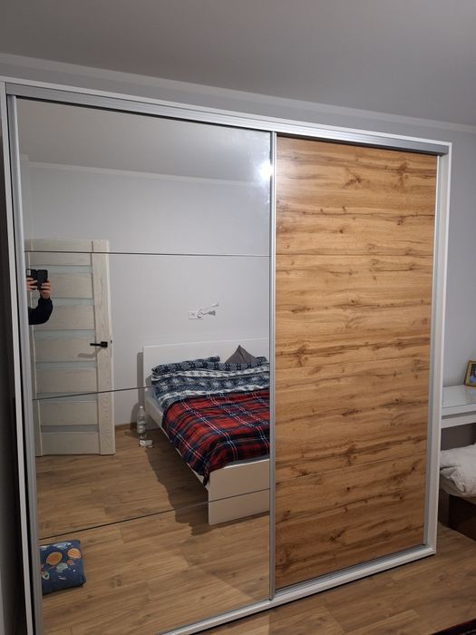 Szafa z lustrem i drzwiami przesuwnymi