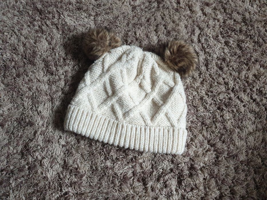 Kremowa czapka z pomponami , zimowa, ocieplana 6-12 miesiecy