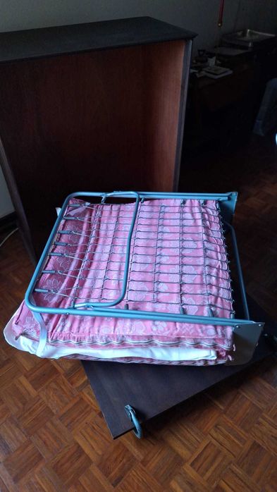 Cama oculta rebatível