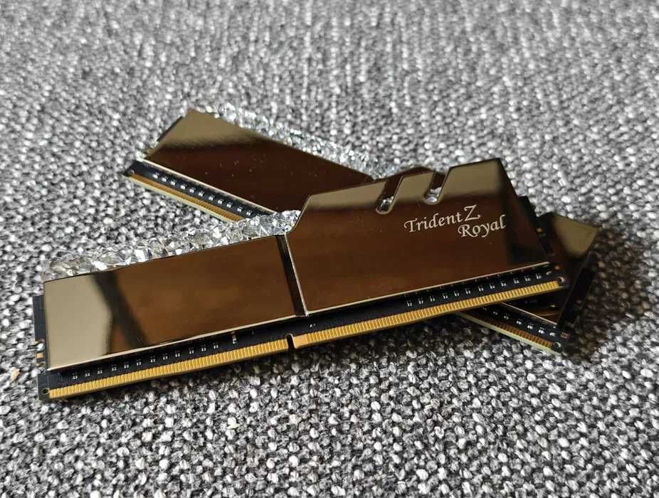G.Skill Trident Z Royal (gold, F4-3600C16Q) 2x32GB CL16