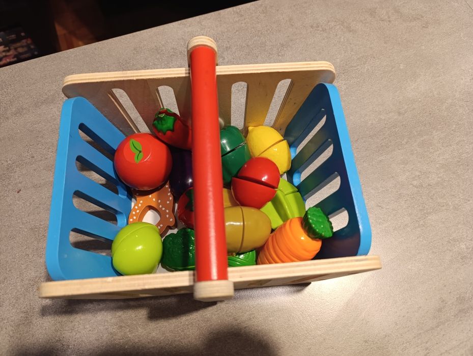 Kuchnia drewniana, akcesoria, ekspres, tort, koszyk , warzywa, owoce