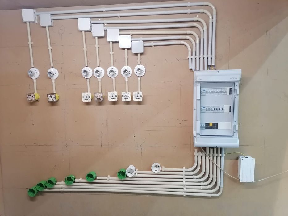 Executo trabalhos de eletricista em residências e estabelecimentos com