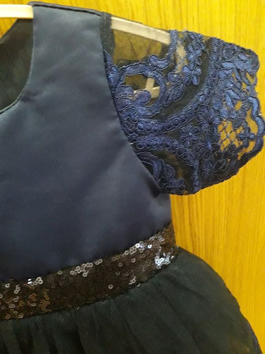 Vestido azul marinho em cetim e tule.
