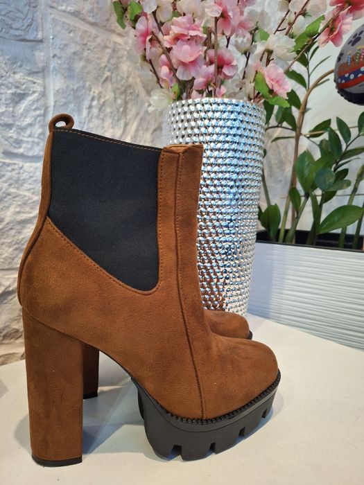 Brązowe zamszowe botki damskie na platformie