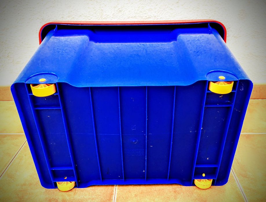 Baú de arrumos azul e vermelho