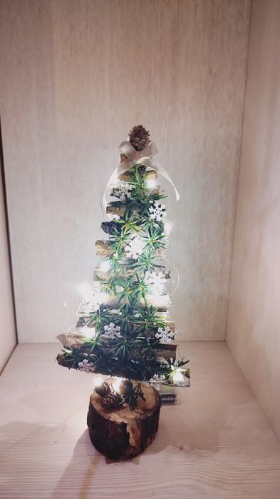 Naturalna ręcznie wykonana choinka Świąteczna.