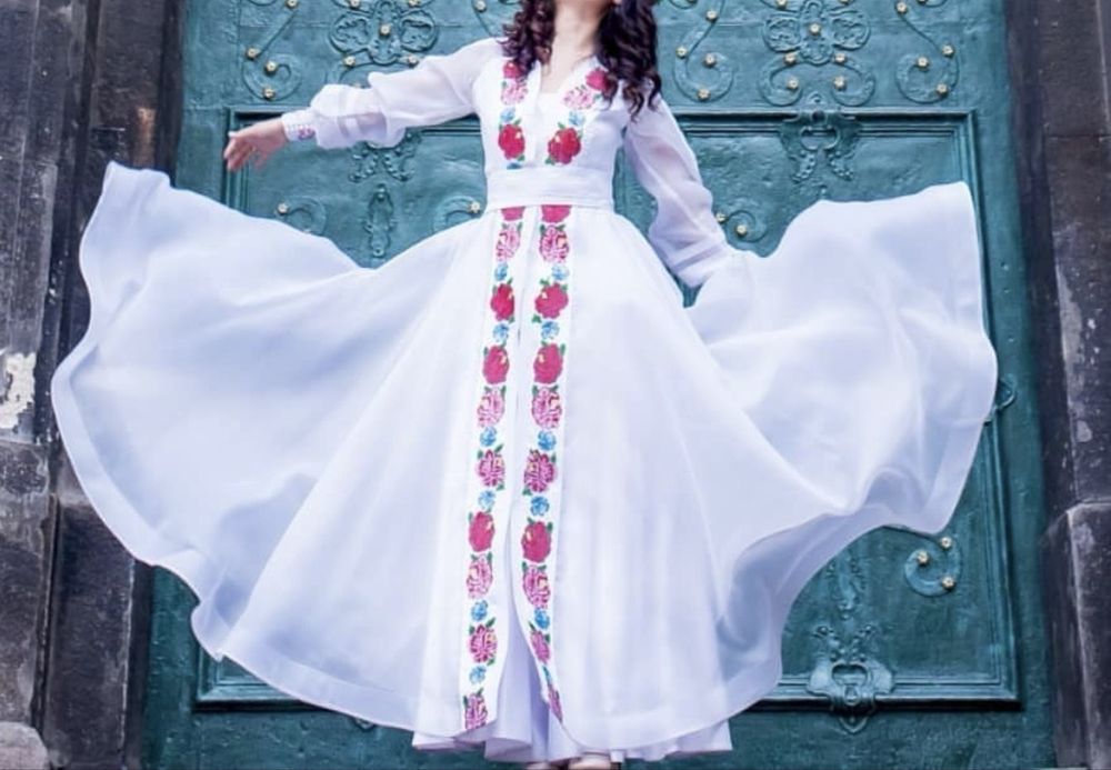 Вишите плаття : верх з шифону і органза, накидка: біле атласне плаття