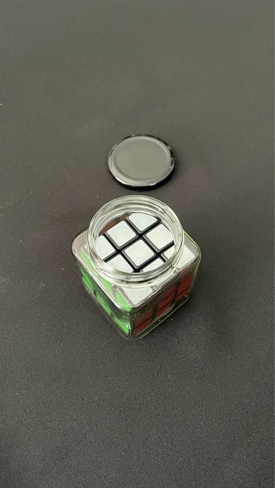 Cubo de Rubick dentro de frasco
