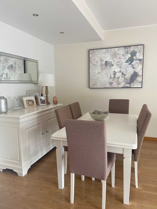 Aparador em madeira maciça de cerejeira com acabamento em lacado