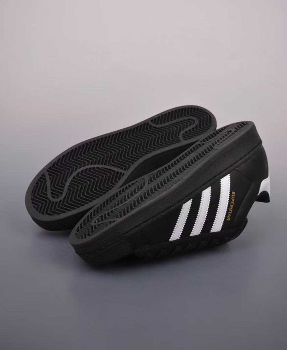 Lato Superstar foundation Black 40