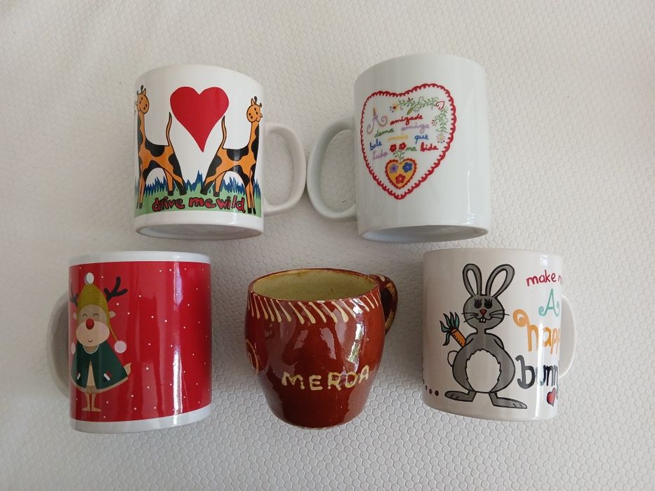Canecas ou chávenas diversas,  cada uma