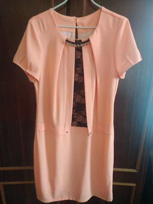 Сукня коралового кольору