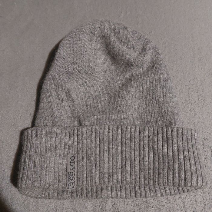 Сіра стильна шапка Odyssey, тонка в'язка, ідеальна на весну