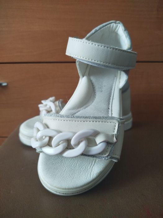 Продам босоніжки