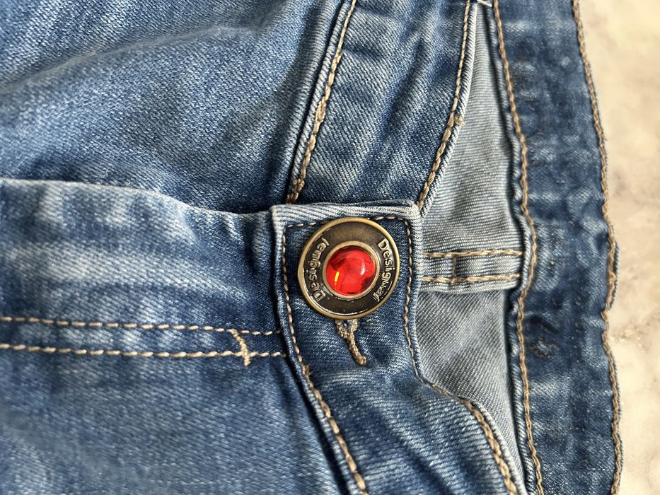 Desigual jeansy z naszywakami rozm. 26