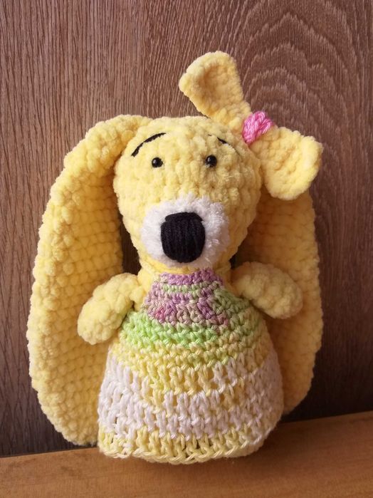 В'язані іграшки ручної роботи. Зайчик з плюшевої пряжі