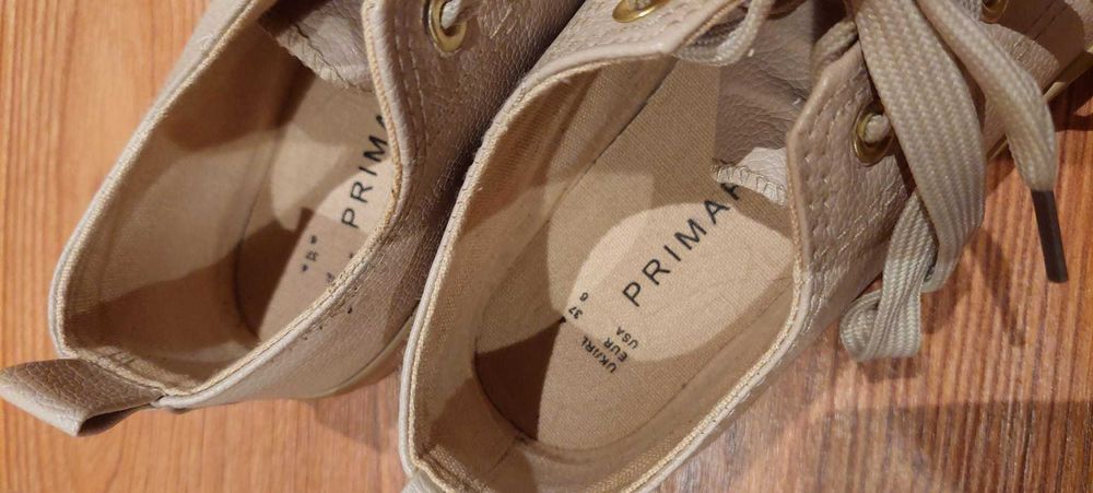 Ténis de material impermeável