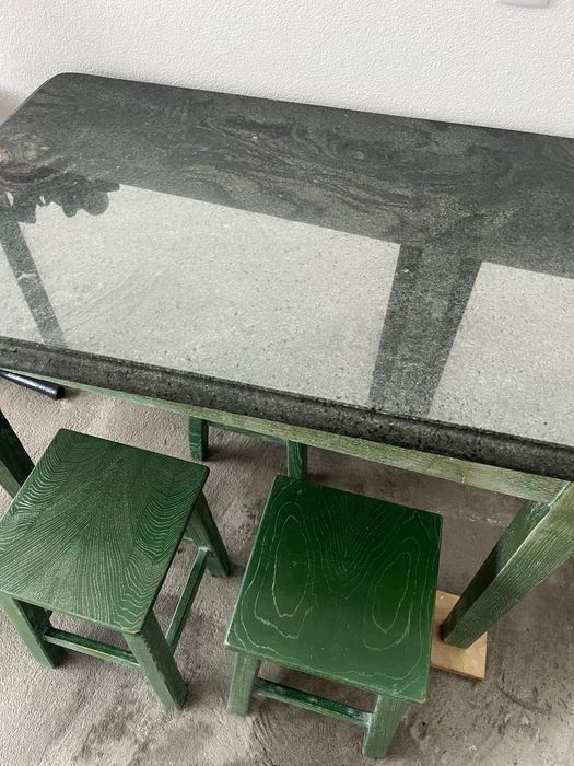 Vendo mesa com 6 bancos