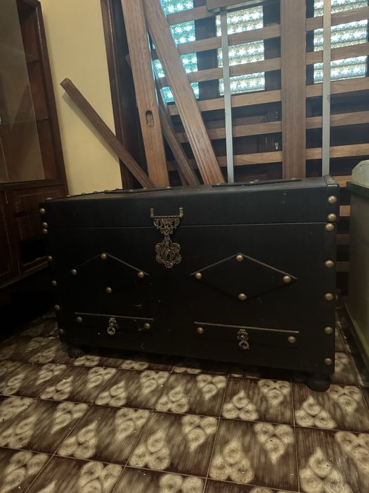Arca de Madeira e Couro Preto