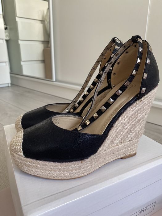 Nowe czarne sandałki na koturnie Deezee