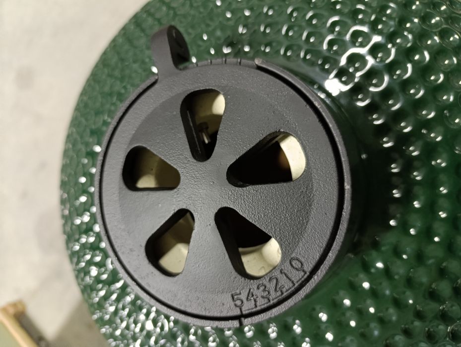 Керамічний гриль на вугіллі. Гриль. Барбекю. BBQ