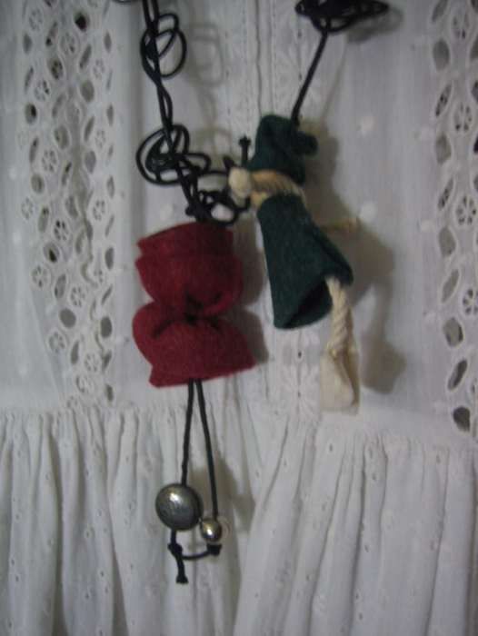 Colar comprido Natura, em feltro, novo