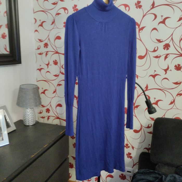 Vestido azul de gola alta