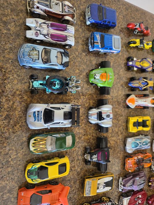 Coleção 74 carros Hot Wheels + pista
