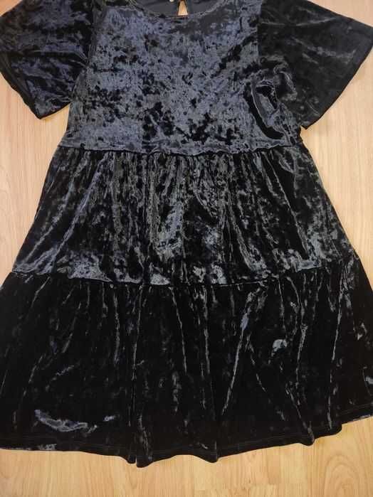 Czarna welurowa sukienka babydoll falbanki Sinsay