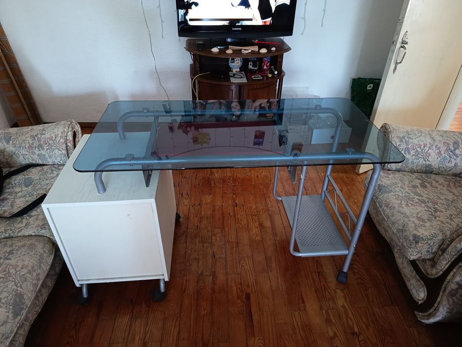 Secretária móvel com vários extras