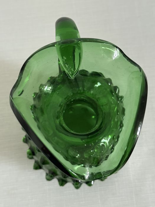 Mały osiołek z kolcami  Zielony szklany wazon