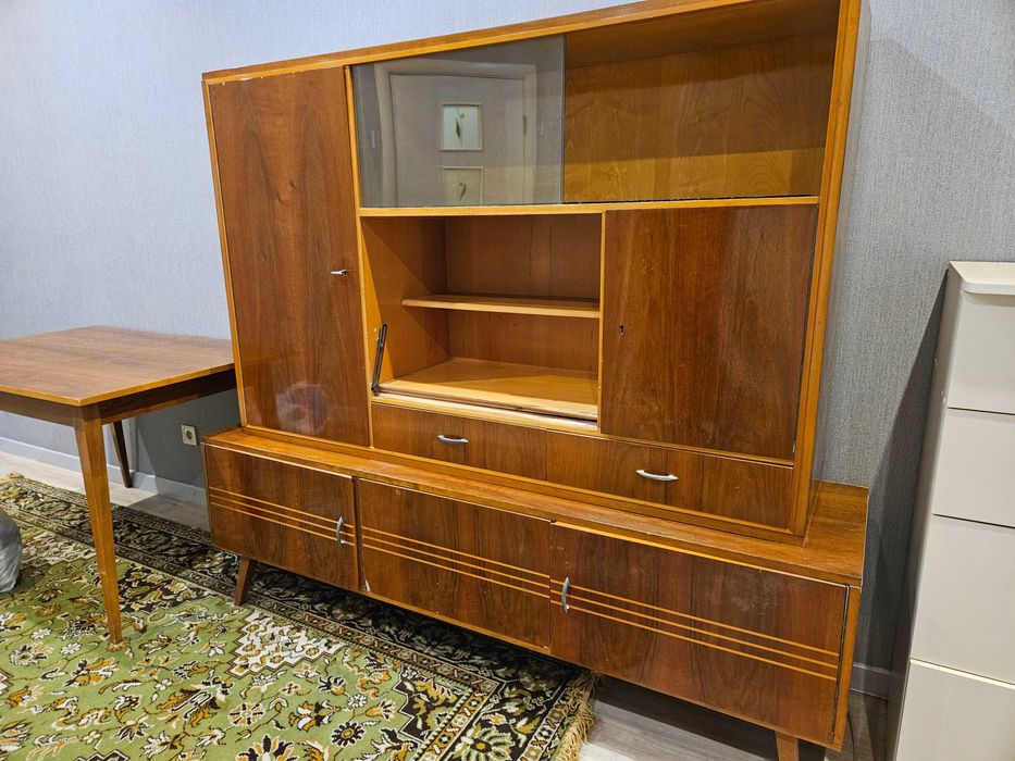 Сервант полированный из набора румынской мебели 180х155х48 см.
