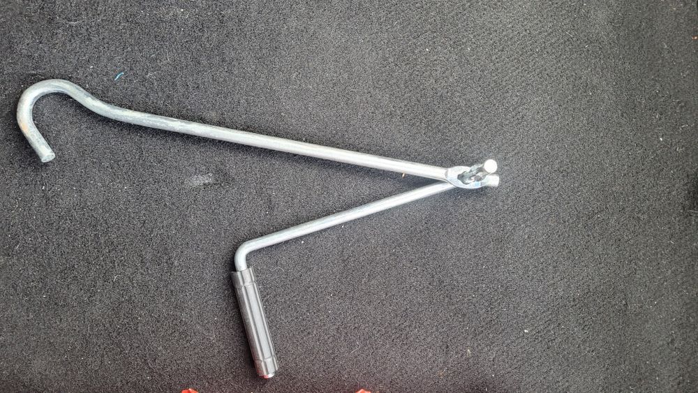 Macaco de carro e  chave de roda