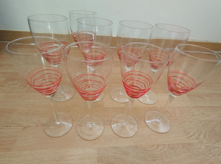 Taças com detalhe vermelho