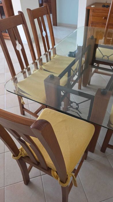 Mesa de jantar e cadeiras