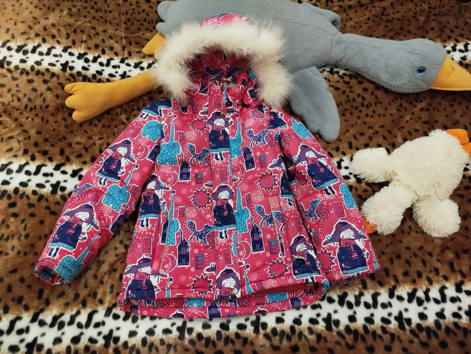 Зимова куртка для дівчинки.