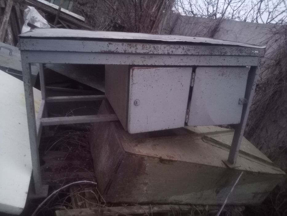 Стеллажи Шкафы верстаки пристаночные тумбы железные