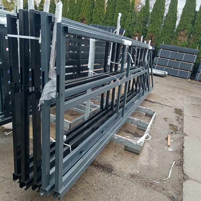 Brama przesuwna z wypełnieniem panelowym