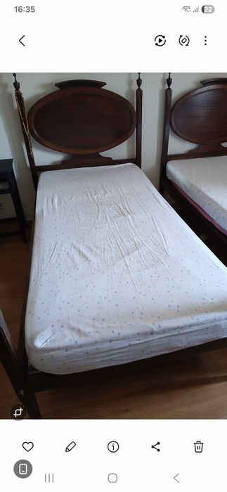 Cama de solteiro antigo.
