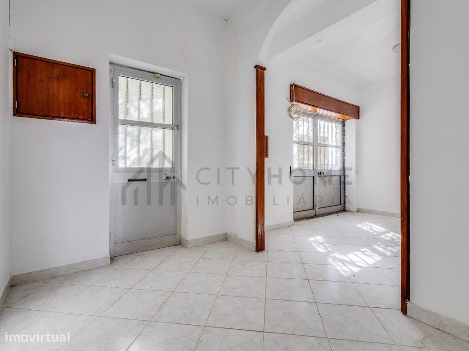 Moradia T3 com Duas Entradas Independentes, Garagem e Vista para a Ria