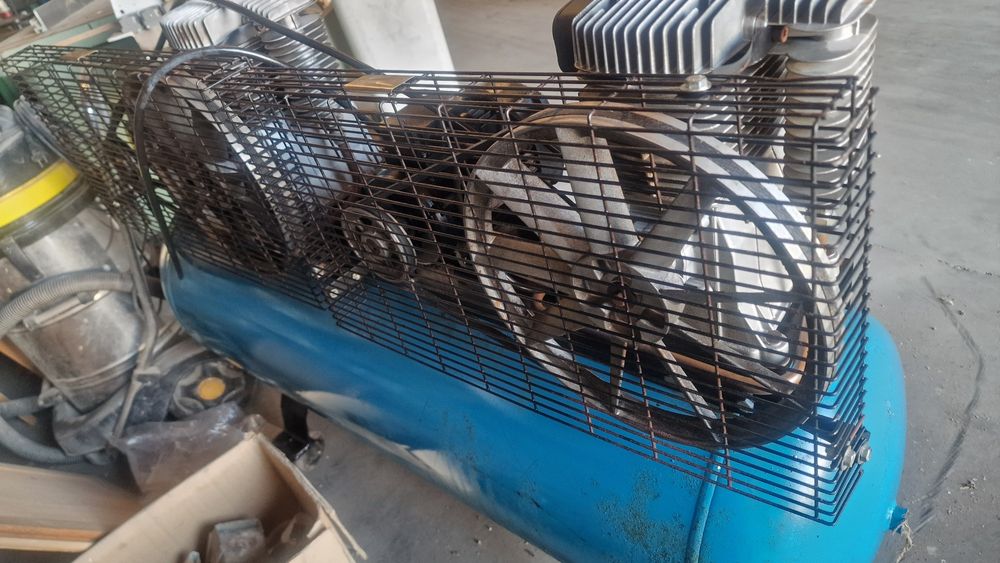 Compressor de 300 litros com duas cabeças 1200