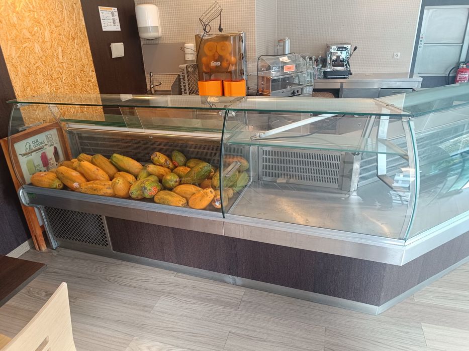 Montra refrigerada com bancada