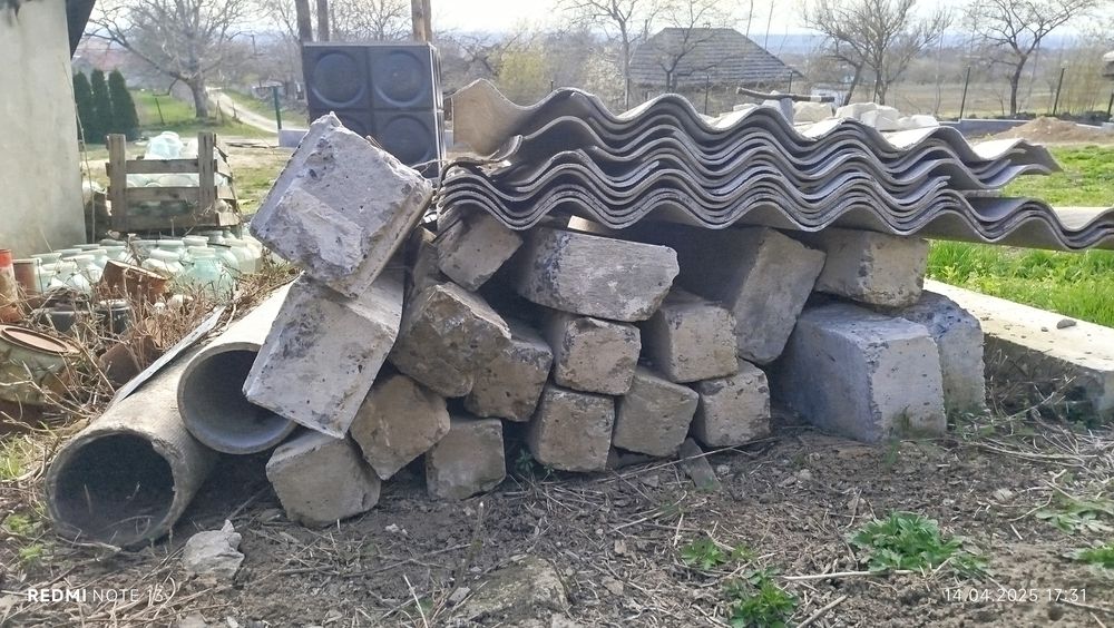 Продам бетонні стовпчики.