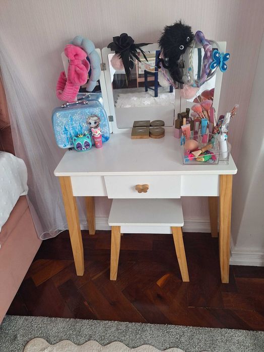 Tocador (com espelho incorporado)  + banco + kit Maquilhagem da PlayRoom