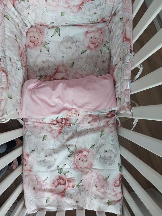 Łóżeczko Aruś i 2 komplety pościeli materacyk