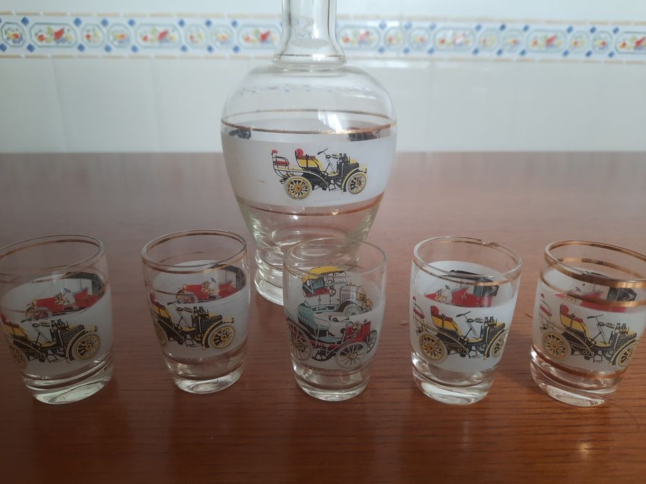 Conjunto  de garrafa e copos